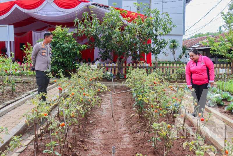 Kapolres Bojonegoro AKBP Mario Prahatinto dan ketua Bhayangkari cabang Bojonegoro Ny. Nea tinjau P2L