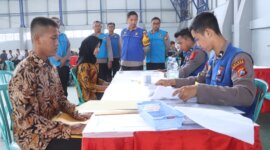 Kapolres Bojonegoro AKBP Mario Prahatinto cek penerimaan anggota Polri