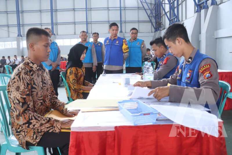 Kapolres Bojonegoro AKBP Mario Prahatinto cek penerimaan anggota Polri