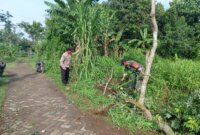 Bhabinkamtibmas dan Babinsa gotong royong bersama warga