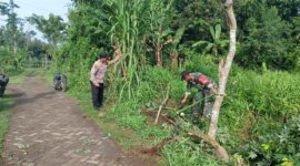 Bhabinkamtibmas dan Babinsa gotong royong bersama warga