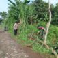 Bhabinkamtibmas dan Babinsa gotong royong bersama warga
