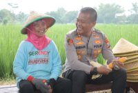 Kapolres Mojokerto AKBP Ihram Kustarto bersama petani