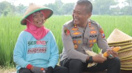 Kapolres Mojokerto AKBP Ihram Kustarto bersama petani