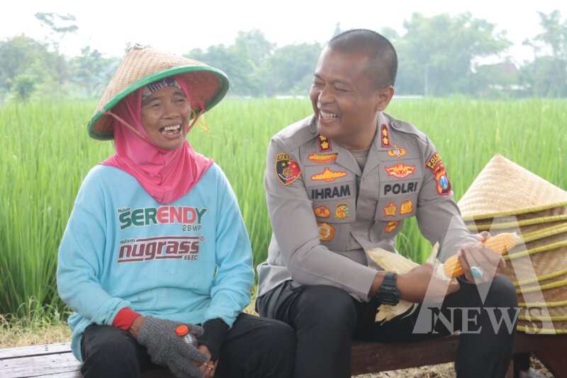 Kapolres Mojokerto AKBP Ihram Kustarto bersama petani