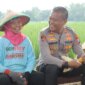 Kapolres Mojokerto AKBP Ihram Kustarto bersama petani