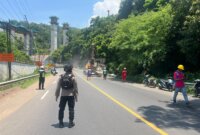 Lokasi jatuhnya batu besar di jalan Raya Paiton