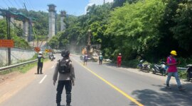 Lokasi jatuhnya batu besar di jalan Raya Paiton