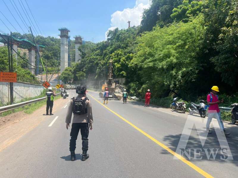 Lokasi jatuhnya batu besar di jalan Raya Paiton