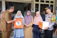Kapolres Gresik AKBP Rovan Richard Mahenu dan Forkopimda salurkan bantuan ke korban banjir kali Lamong