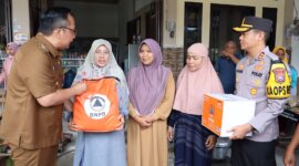 Kapolres Gresik AKBP Rovan Richard Mahenu dan Forkopimda salurkan bantuan ke korban banjir kali Lamong