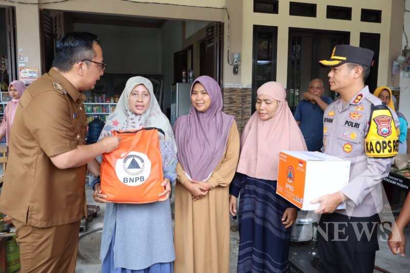 Kapolres Gresik AKBP Rovan Richard Mahenu dan Forkopimda salurkan bantuan ke korban banjir kali Lamong