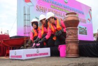 Ketua Pembina YKB Ny. Juliati Sigit Prabowo lakukan peletakan batu pertama pembangunan SMP Kemala Bhayangkari