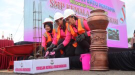 Ketua Pembina YKB Ny. Juliati Sigit Prabowo lakukan peletakan batu pertama pembangunan SMP Kemala Bhayangkari