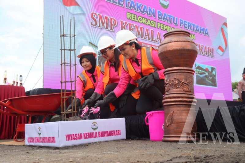Ketua Pembina YKB Ny. Juliati Sigit Prabowo lakukan peletakan batu pertama pembangunan SMP Kemala Bhayangkari