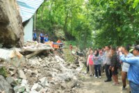 Kapolres Ponorogo AKBP Andin Wisnu Subagyo bersama Ny. Sugiri Sancoko cek lokasi bencana longsor