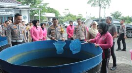 Kapolres Nganjuk AKBP Siswantoro bersama ketua Bhayangkari cabang Nganjuk Ny. Enda Siswantoro