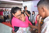 Siswa SLB menangis saat terima baju Polisi