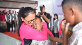 Siswa SLB menangis saat terima baju Polisi