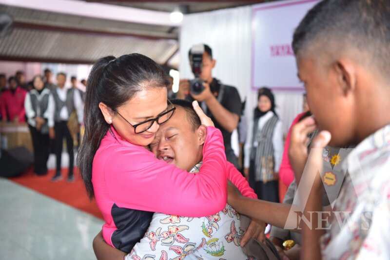 Siswa SLB menangis saat terima baju Polisi