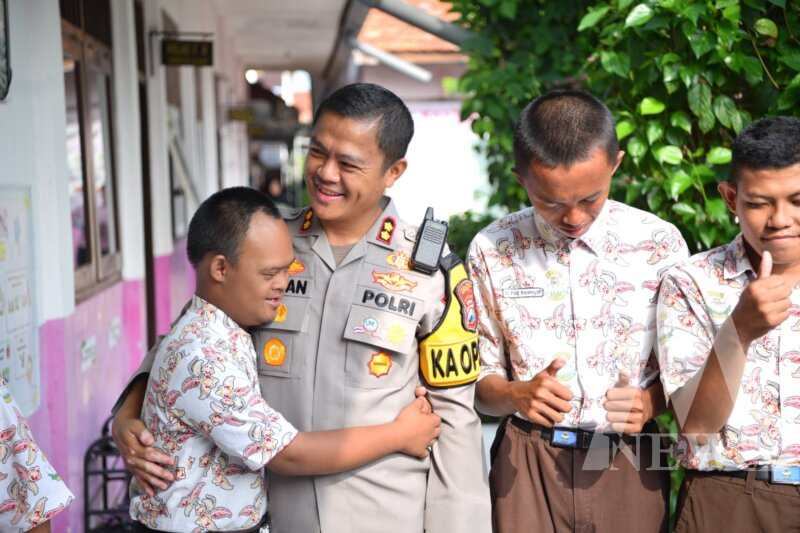 Kapolres Gresik AKBP Rovan Richard Mahenu kunjungan ke SLB Kemala Bhayangkari 2 Gresik