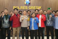 Kapolres Gresik AKBP Rovan Richard Mahenu bersama Mahasiswa