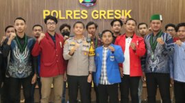 Kapolres Gresik AKBP Rovan Richard Mahenu bersama Mahasiswa