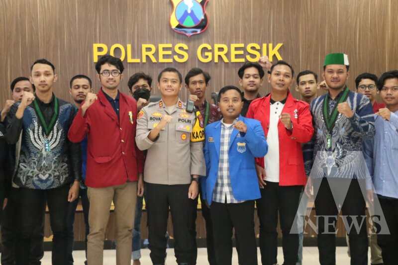 Kapolres Gresik AKBP Rovan Richard Mahenu bersama Mahasiswa