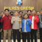Kapolres Gresik AKBP Rovan Richard Mahenu bersama Mahasiswa