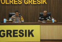 Kapolres Gresik AKBP Rovan Richard Mahenu didampingi Kasi Humas Polres Gresik AKP Wiwit