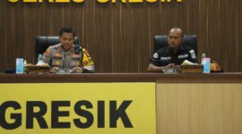 Kapolres Gresik AKBP Rovan Richard Mahenu didampingi Kasi Humas Polres Gresik AKP Wiwit