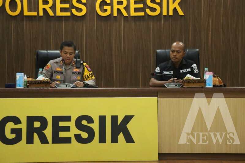 Kapolres Gresik AKBP Rovan Richard Mahenu didampingi Kasi Humas Polres Gresik AKP Wiwit