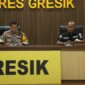 Kapolres Gresik AKBP Rovan Richard Mahenu didampingi Kasi Humas Polres Gresik AKP Wiwit