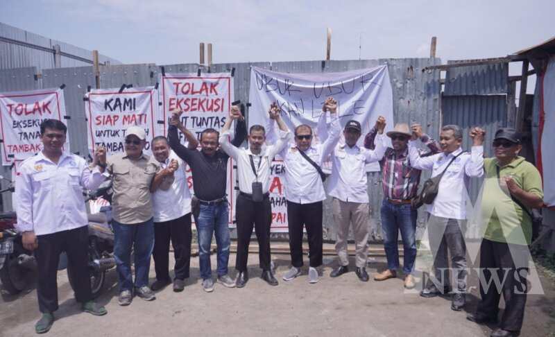 Ribuan orang hadang Eksekusi yang dilakukan PN Sidoarjo, dan dilakukan penundaan dua kali / AD1