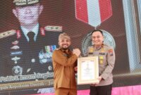 Wakapolda Jatim Brigjen Pol Pasma Royce saat terima penghargaan