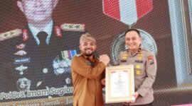 Wakapolda Jatim Brigjen Pol Pasma Royce saat terima penghargaan