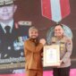 Wakapolda Jatim Brigjen Pol Pasma Royce saat terima penghargaan