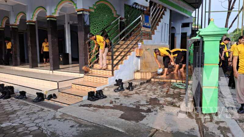 Polres Nganjuk kerja bakti bersihkan tempat ibadah