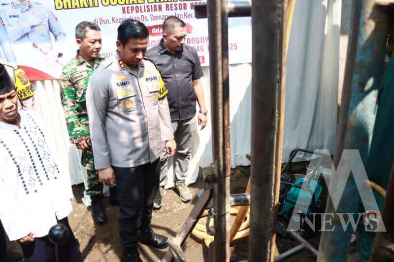 Kapolres Kediri AKBP Bimo Ariyanto cek sumur bor di Musholla