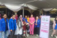 Bhayangkari dan YKB Polres Tanjung Perak berbagi di Jum'at Berkah