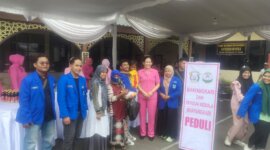 Bhayangkari dan YKB Polres Tanjung Perak berbagi di Jum'at Berkah