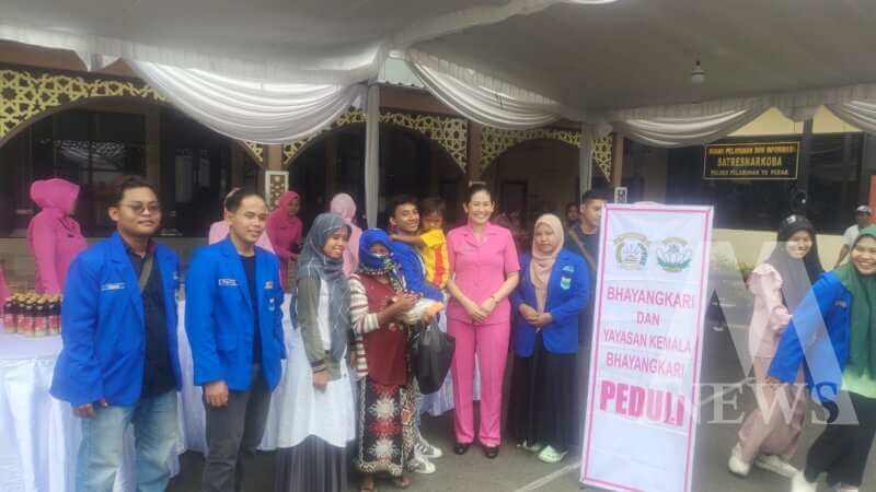 Bhayangkari dan YKB Polres Tanjung Perak berbagi di Jum'at Berkah