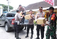 Polres Gresik beri bantuan korban banjir