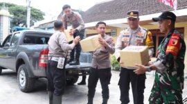Polres Gresik beri bantuan korban banjir