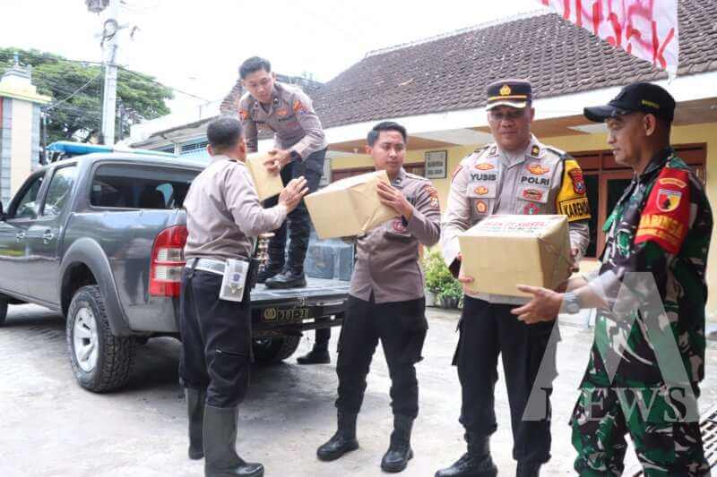 Polres Gresik beri bantuan korban banjir