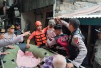 Petugas gabungan evakuasi korban banjir