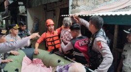 Petugas gabungan evakuasi korban banjir