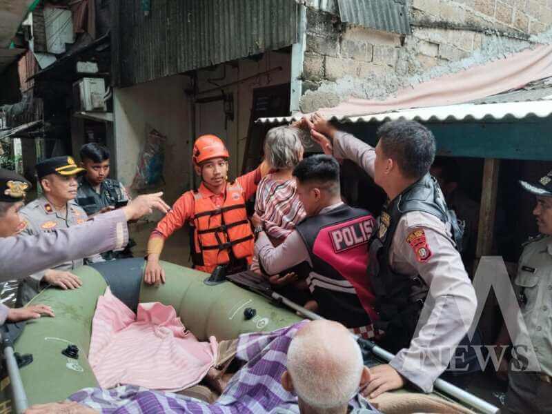 Petugas gabungan evakuasi korban banjir
