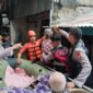 Petugas gabungan evakuasi korban banjir