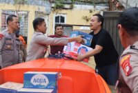 TNI Polri bagikan makanan ke warga